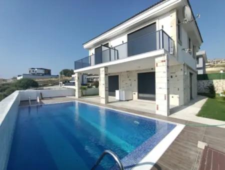 Çeşme'de Satılık Müstakil Havuzlu 6+2 2 Adet İkiz Villa