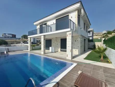 Çeşme'de Satılık Müstakil Havuzlu 6+2 2 Adet İkiz Villa