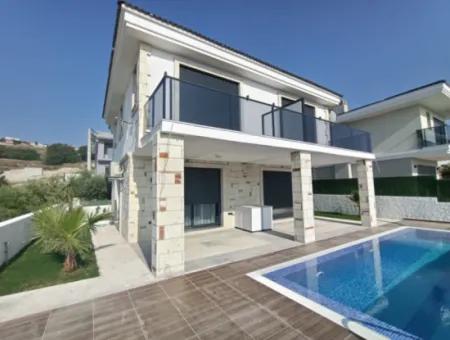 Çeşme'de Satılık Müstakil Havuzlu 6+2 2 Adet İkiz Villa