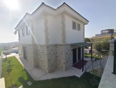 Çeşme'de Satılık Müstakil Havuzlu 6+2 2 Adet İkiz Villa