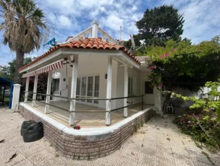 Çeşme Ilıca'da Denize Sıfır Sezonluk Kiralık Müstakil Ev