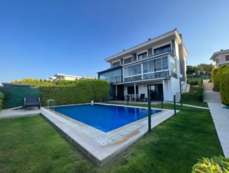 Çeşme Boyalık Sırtlarında Yıllık Kiralık 4+2 Müstakil Villa