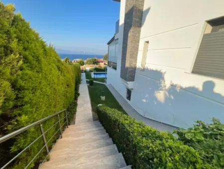 Çeşme Boyalık Sırtlarında Yıllık Kiralık 4+2 Müstakil Villa