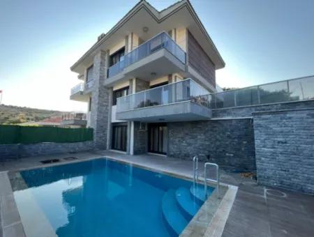 Çeşme Merkezde Yıllık Kiralık Müstakil Havuzlu Triplex Villa