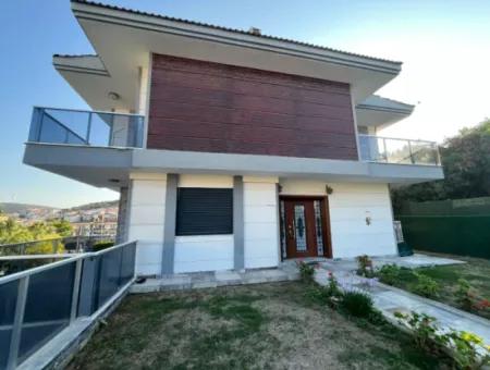 Çeşme Merkezde Yıllık Kiralık Müstakil Havuzlu Triplex Villa