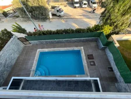 Çeşme Merkezde Yıllık Kiralık Müstakil Havuzlu Triplex Villa