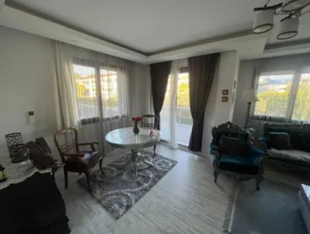 Çeşme Merkezde Yıllık Kiralık Müstakil Havuzlu Triplex Villa