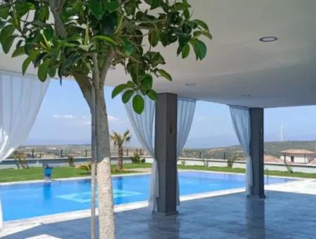 Çeşme Ovacıkta Satılık 6+2 Luxruy Modern Havuzlu Müstakil Villa