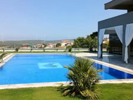 Çeşme Ovacıkta Satılık 6+2 Luxruy Modern Havuzlu Müstakil Villa