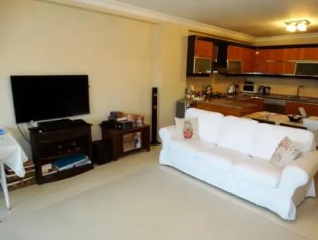 Çeşme'de Deniz Manzaralı Eşyalı Kiralık Geniş Daire